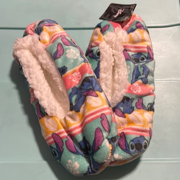 COPY - NWT Disney Ladies Slipper Socks STITCH - Picture 1 of 3
